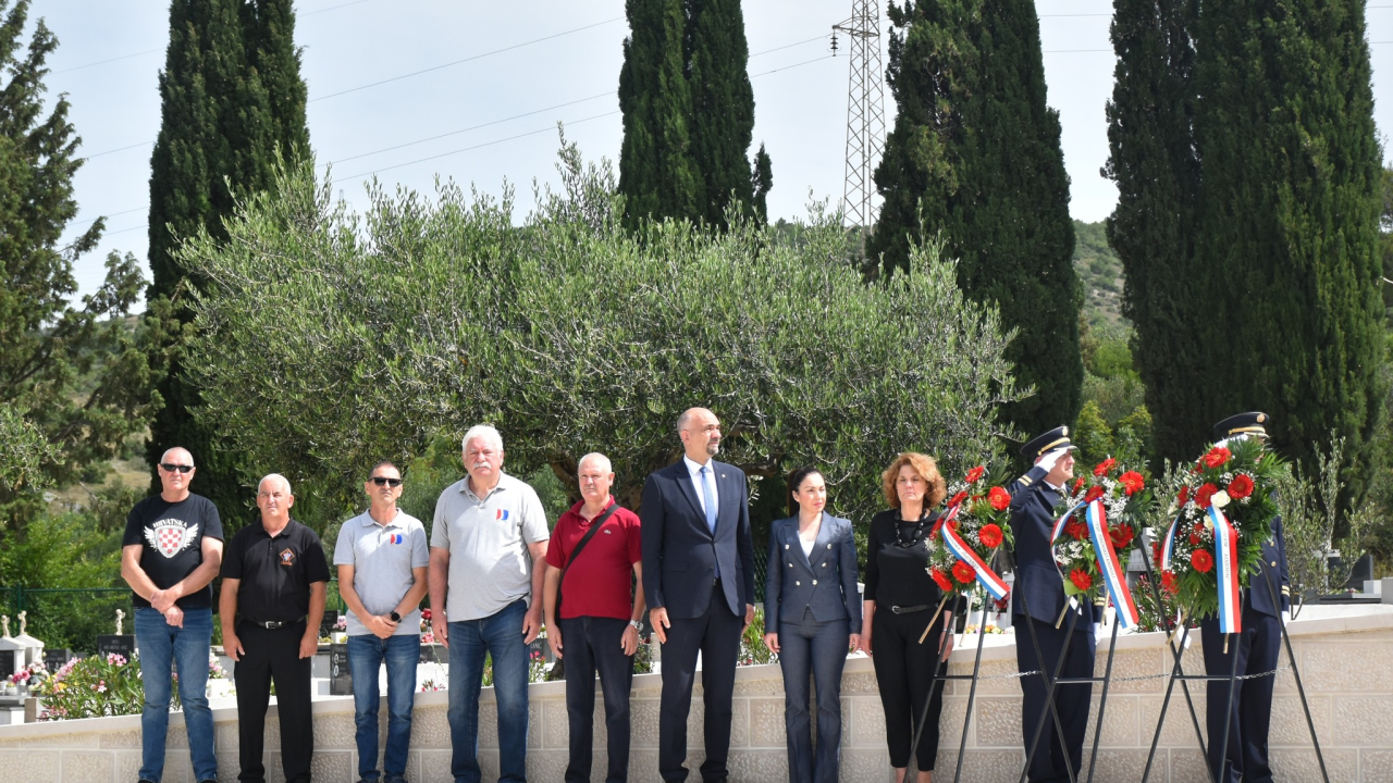 Položeni vijenci i zapaljene svijeće u povodu Dana državnosti
