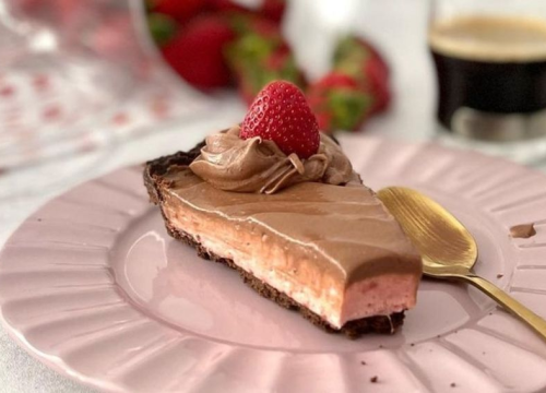 Kolač s kremom od jagoda i čokolade: Savršen spoj!