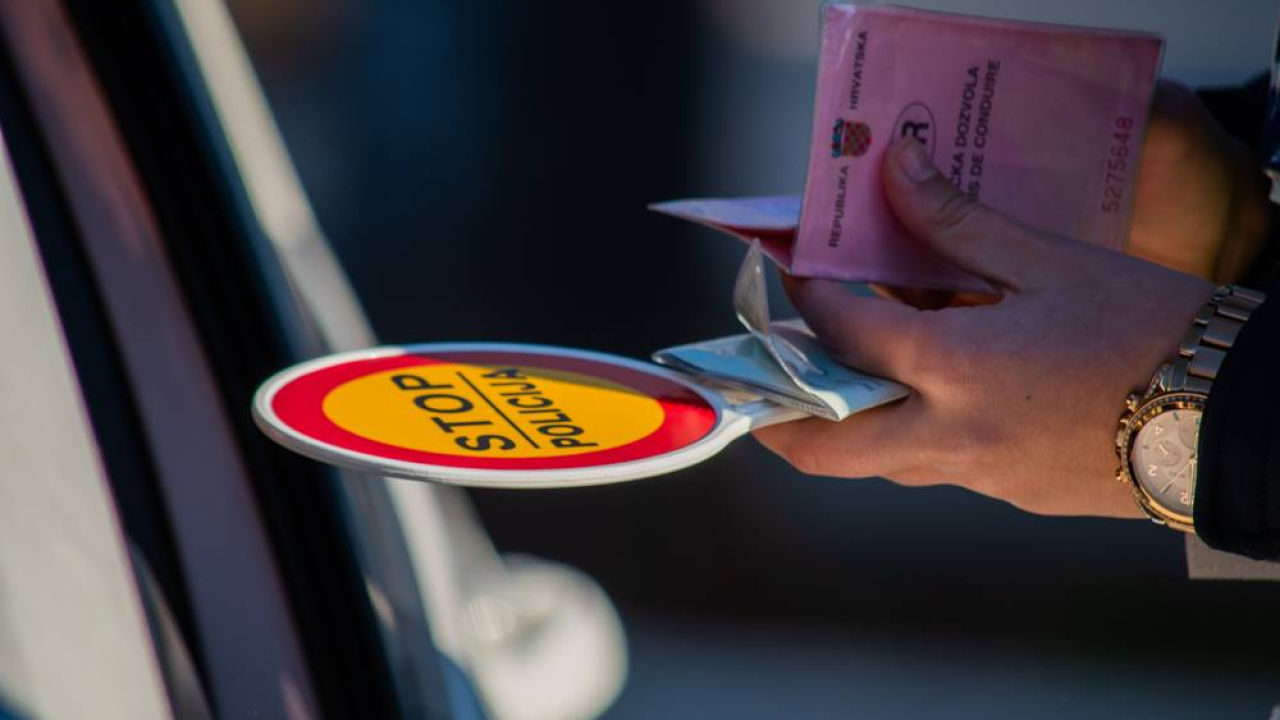 Vozačica kod Primoštena pretjecala automobil na semaforu pa se zabila u radni stroj