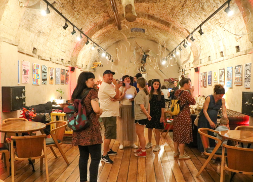 Kulturni spoj Zagreba i Šibenika: Izložbom ’25 godina Močvare' otvoren LP Day u Šibeniku