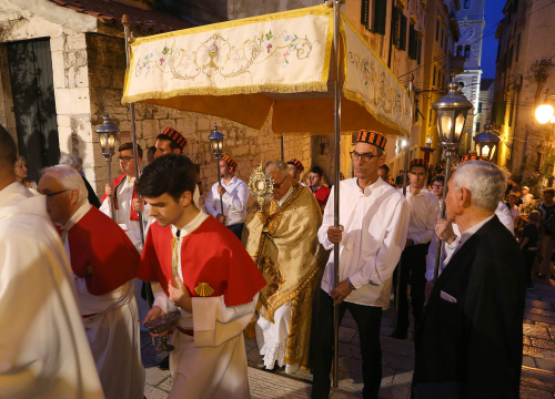 Šibenčani misom u katedrali pa procesijom proslavili svetkovinu Tijelova