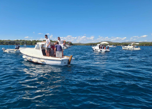 Fotografija 7 - Mještani Prvića prosvjedovali jer su nezadovoljni brodovima koji ih povezuju s kopnom