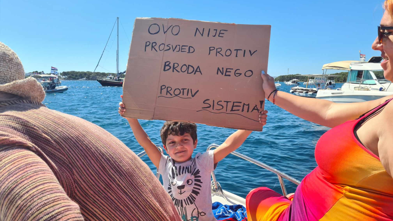 Mještani Prvića prosvjedovali jer su nezadovoljni brodovima koji ih povezuju s kopnom