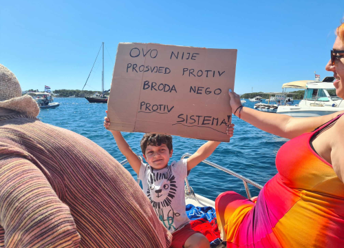 Mještani Prvića prosvjedovali jer su nezadovoljni brodovima koji ih povezuju s kopnom