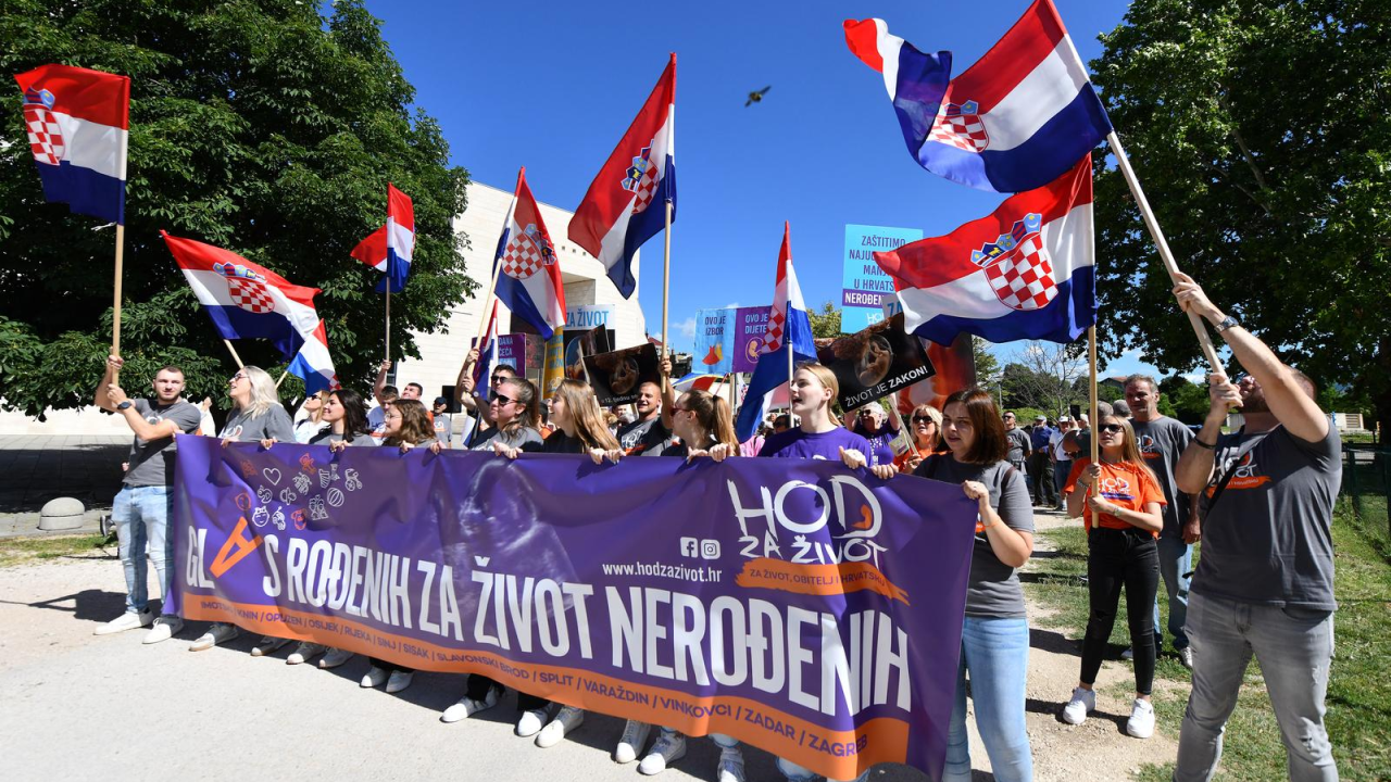 U Kninu održan Hod za život: 'Mladi,  držite se kršćanskog dostojanstva za život'