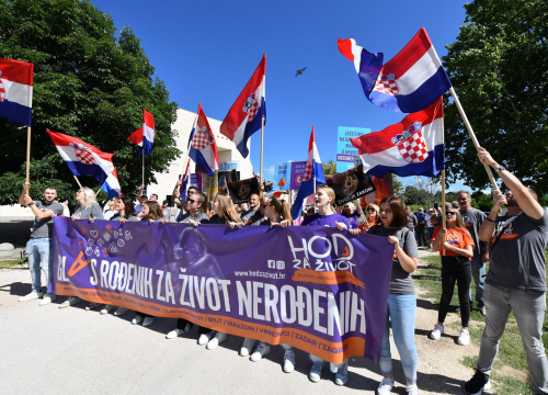 U Kninu održan Hod za život: 'Mladi,  držite se kršćanskog dostojanstva za život'