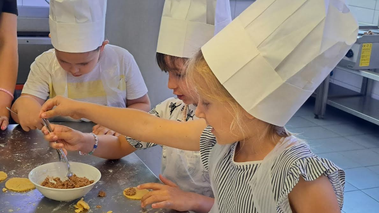 Mališani DV Osmijeh na jedan dan postali slastičari