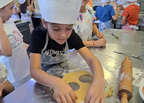 Fotografija 5 - Mališani DV Osmijeh na jedan dan postali slastičari