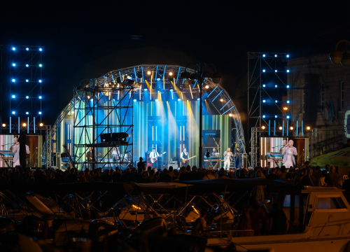 Fotografija 3 - Prije koncerta Škore, Zeke i Lille, Neda Ukraden promovirala album na pučini. Zaplovio i gradonačelnik Desto