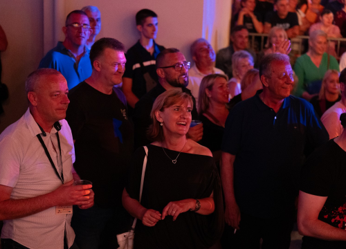 Fotografija 5 - Prije koncerta Škore, Zeke i Lille, Neda Ukraden promovirala album na pučini. Zaplovio i gradonačelnik Desto