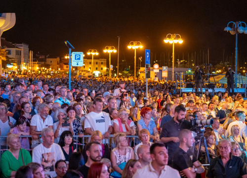 Fotografija 11 - Prije koncerta Škore, Zeke i Lille, Neda Ukraden promovirala album na pučini. Zaplovio i gradonačelnik Desto