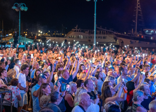 Fotografija 7 - Prije koncerta Škore, Zeke i Lille, Neda Ukraden promovirala album na pučini. Zaplovio i gradonačelnik Desto