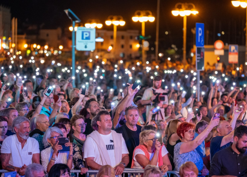 Fotografija 8 - Prije koncerta Škore, Zeke i Lille, Neda Ukraden promovirala album na pučini. Zaplovio i gradonačelnik Desto