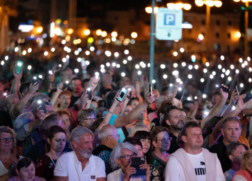 Fotografija 9 - Prije koncerta Škore, Zeke i Lille, Neda Ukraden promovirala album na pučini. Zaplovio i gradonačelnik Desto