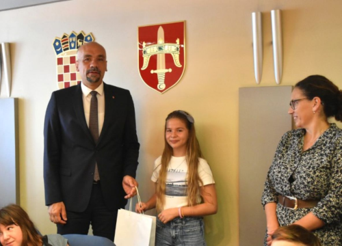 Fotografija 2 - Župan Jelić učenicima Katoličke škole otkrio da ga je znanost oduvijek privlačila