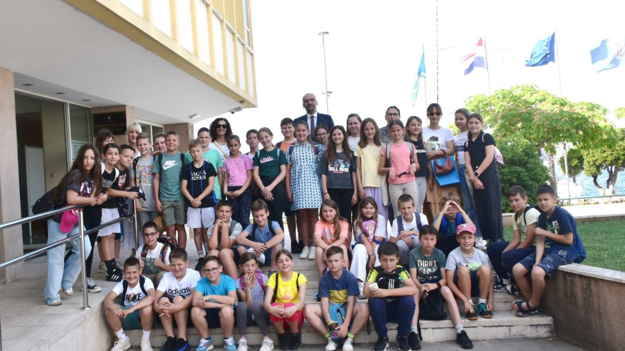 Župan Jelić učenicima Katoličke škole otkrio da ga je znanost oduvijek privlačila