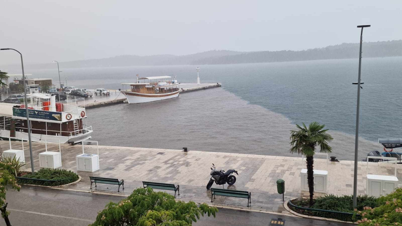 Obilna kiša poplavila rivu i zamutila more: ‘Smrad fekalija je nesnošljiv’