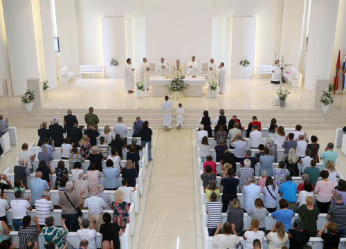 Fotografija 2 - Procesijom vjernika i vojske Kninjani proslavili blagdan sv. Ante