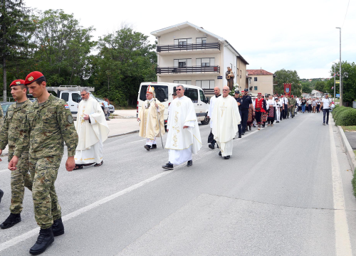 Fotografija 8 - Procesijom vjernika i vojske Kninjani proslavili blagdan sv. Ante