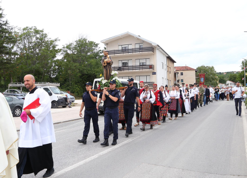 Fotografija 7 - Procesijom vjernika i vojske Kninjani proslavili blagdan sv. Ante