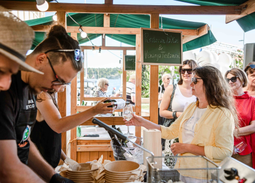 Fotografija 3 - Zbog jednog skladnog para trg ispred Županije i ove je godine pun