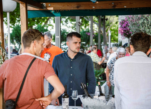 Fotografija 5 - Zbog jednog skladnog para trg ispred Županije i ove je godine pun