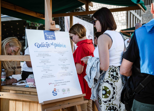 Fotografija 10 - Zbog jednog skladnog para trg ispred Županije i ove je godine pun