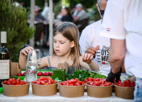 Fotografija 17 - Zbog jednog skladnog para trg ispred Županije i ove je godine pun