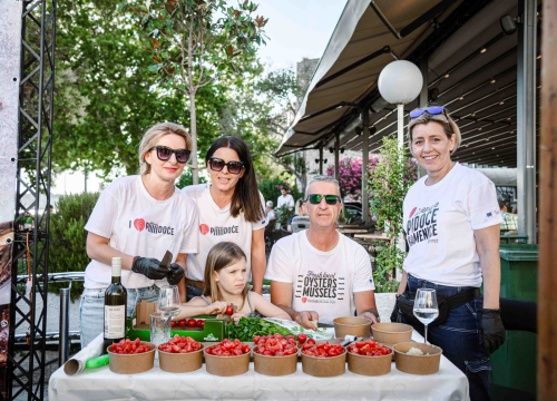 Fotografija 19 - Zbog jednog skladnog para trg ispred Županije i ove je godine pun