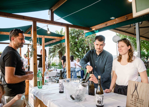 Fotografija 21 - Zbog jednog skladnog para trg ispred Županije i ove je godine pun