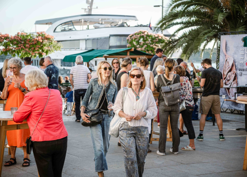 Fotografija 27 - Zbog jednog skladnog para trg ispred Županije i ove je godine pun