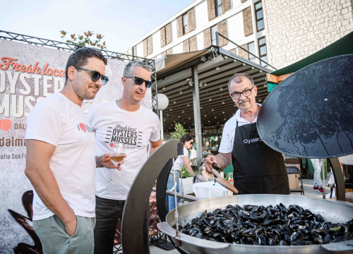 Fotografija 35 - Zbog jednog skladnog para trg ispred Županije i ove je godine pun