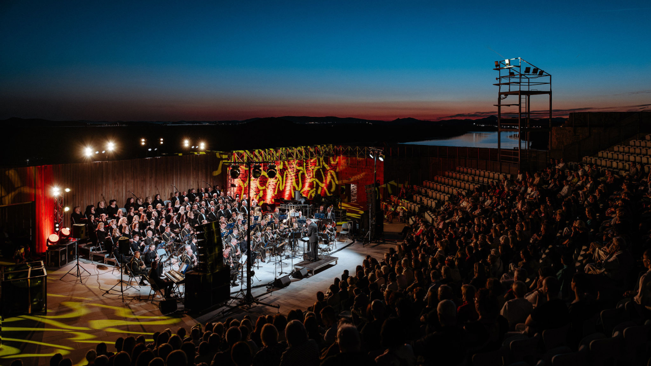 Proslava velikog jubileja: Istinski glazbeni užitak na koncertu Kola i Orkestra HV-a na tvrđavi sv. Mihovila