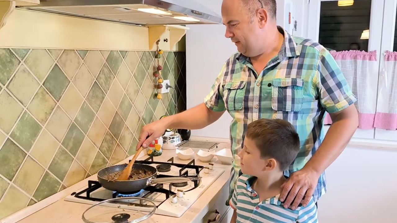 Obiteljska kužina by Ivo Kronja: Pašteta od pilećih jetrica i brzi kolač s marelicama