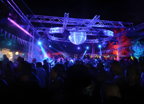 U vikendu otvaranja diskoteke Barbarella's publika ima organizirani smještaj i plažu za sebe