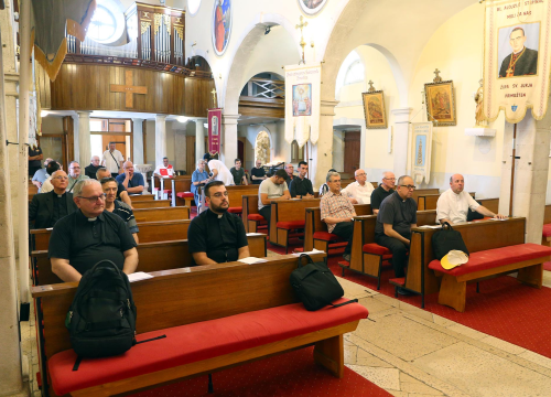 Fotografija 2 - Svećenici Šibenske biskupije okupili se u Primoštenu