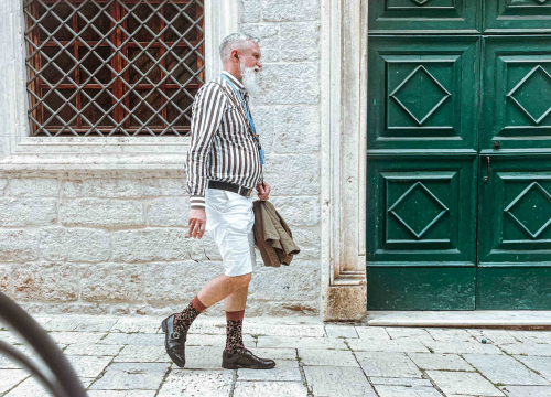 Leopard čarape i prugasta košulja ovog gospodina dokazuju da su godine samo statistika