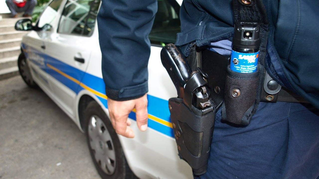 Pred šibenskom zgradom 78-godišnjak prebio dvojicu: Išpricao ih i papper sprejem, omamio elektrošokerom