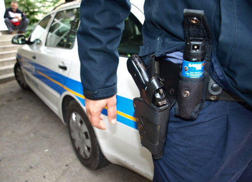 Pred šibenskom zgradom 78-godišnjak prebio dvojicu: Išpricao ih i papper sprejem, omamio elektrošokerom