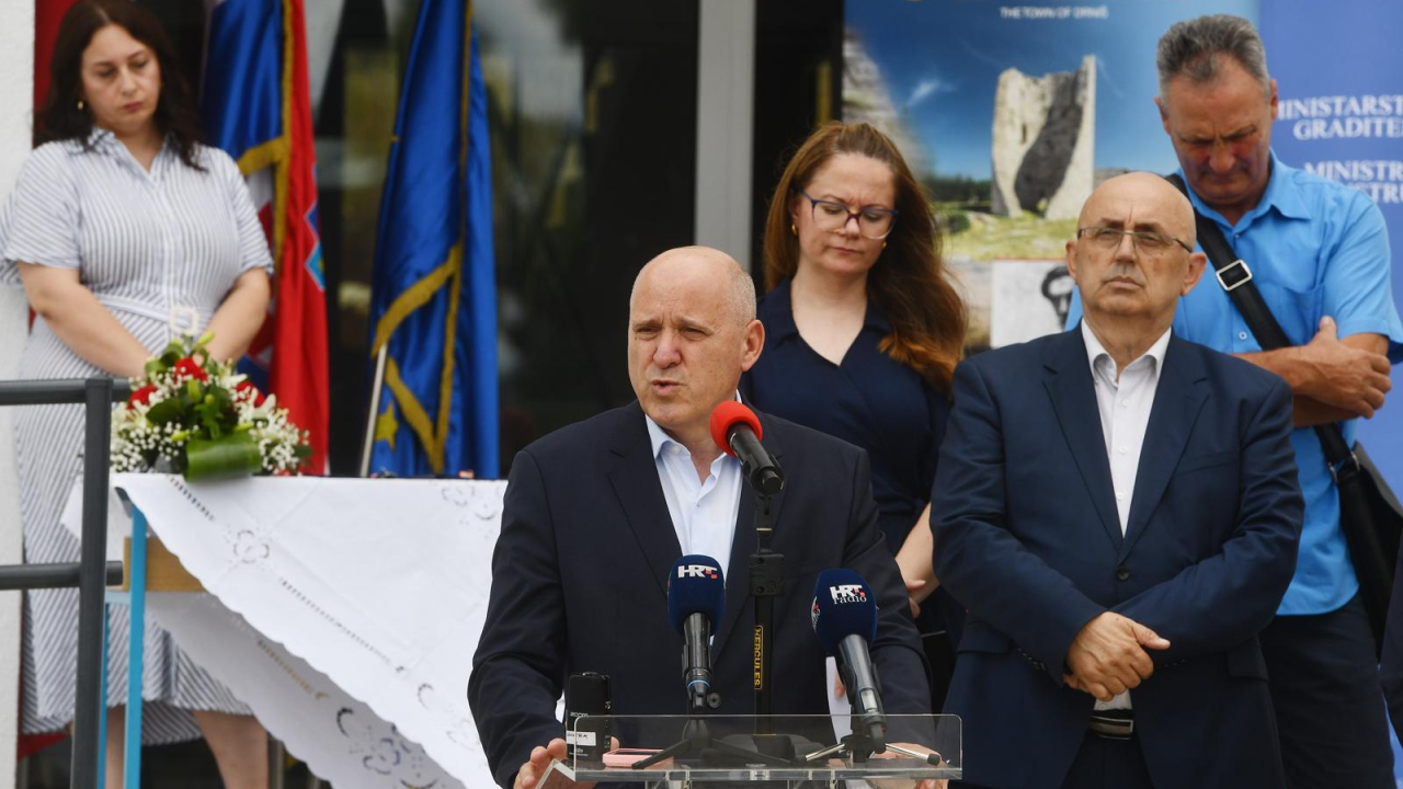 Ministar Bačić u Drnišu uručio ključeve prvim stanarima višestambene zgrade