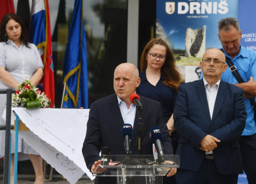 Ministar Bačić u Drnišu uručio ključeve prvim stanarima višestambene zgrade