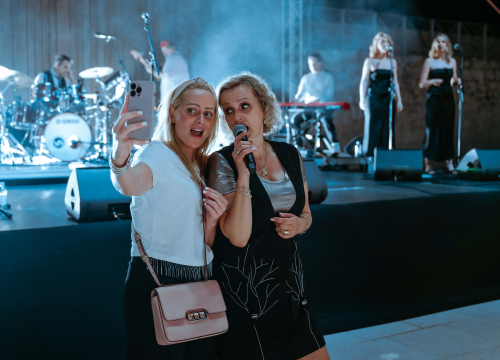 Fotografija 14 - Vanna na sv. Mihovilu otpjevala duet sa Sergejem, ali i s publikom