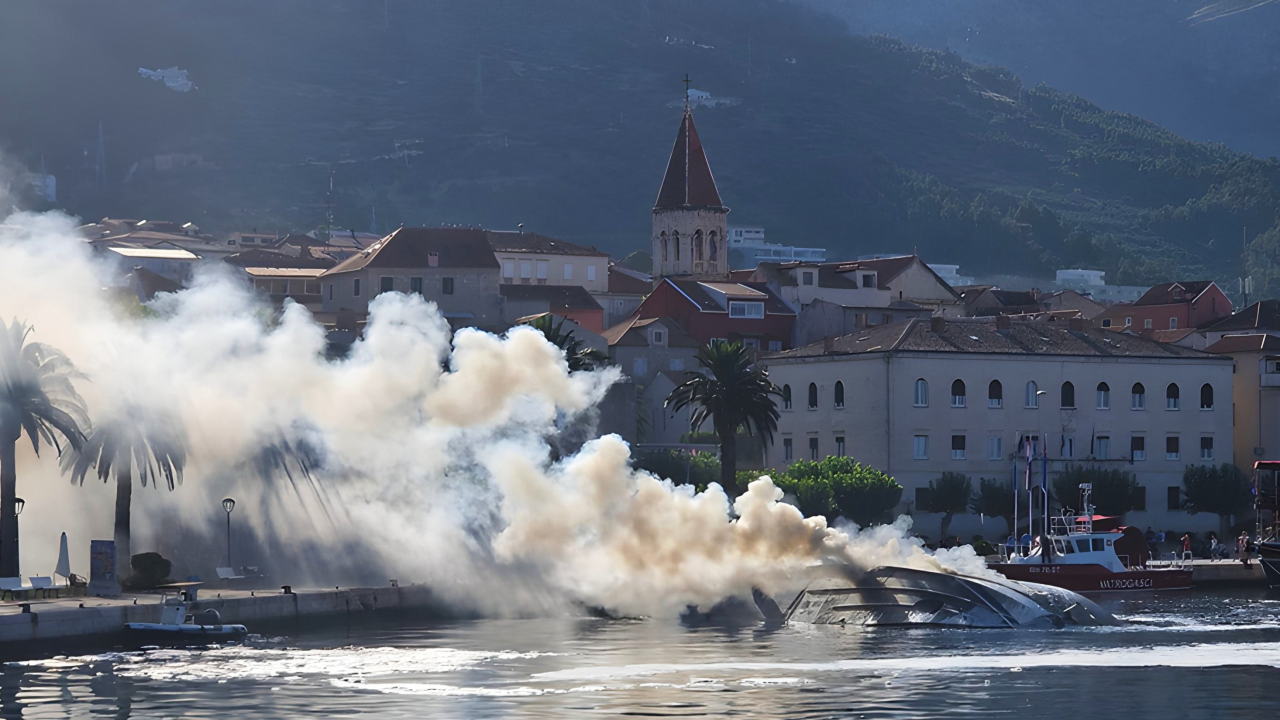 Cijele noći trajalo je gašenje požara na jahti u centru Makarske. Imamo snimku