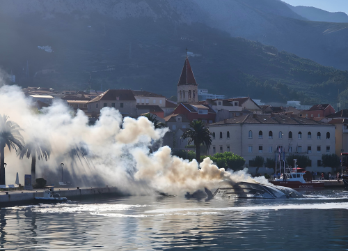 Cijele noći trajalo je gašenje požara na jahti u centru Makarske. Imamo snimku