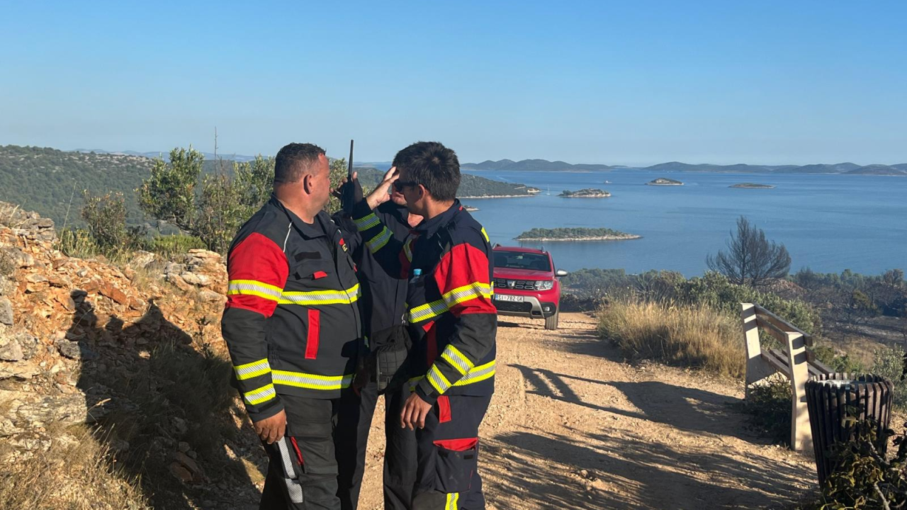 Policija privela još jednu osobu zbog ometanja gašenje požara dronom na Murteru