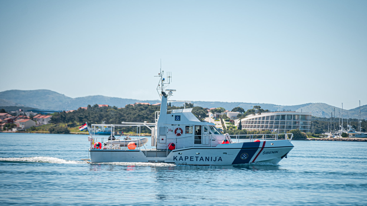 Lučka kapetanija usred noći prevezla bolesno dijete s Kaprija do Šibenika