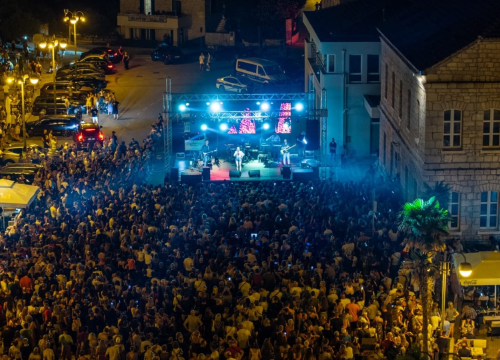 Jelena Rozga održala koncert za pamćenje pred prepunom rivom u Vodicama