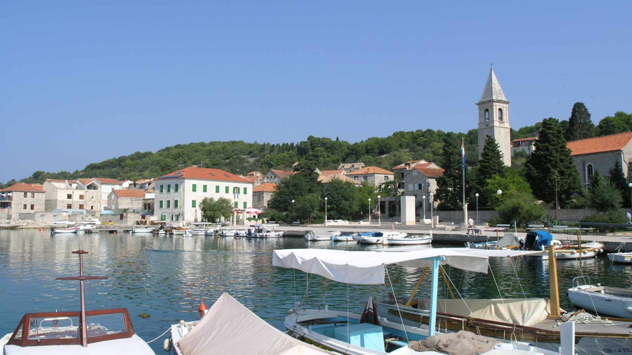 Naselja na Prviću nisu starija od 15. stoljeća, a benediktinci na otoku više su plod mašte