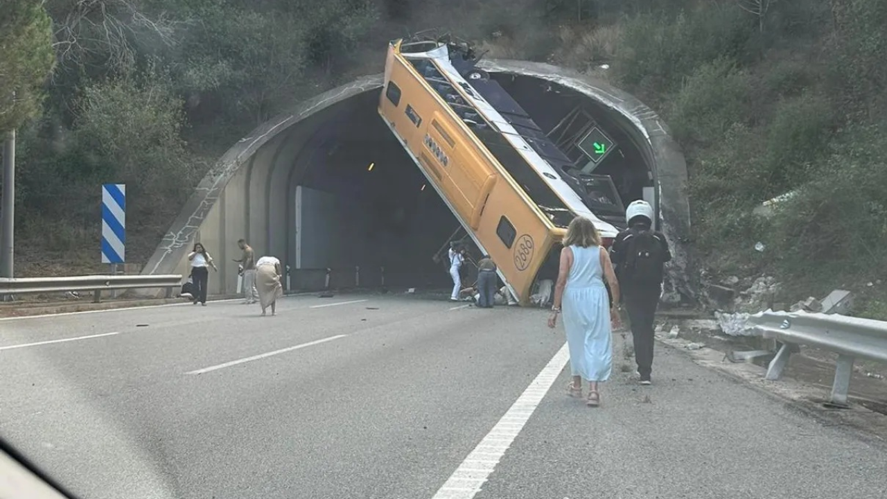 Bizarna nesreća: Autobus zaglavio na ulazu u tunel, ozlijeđeno 45 osoba, troje putnika kritično