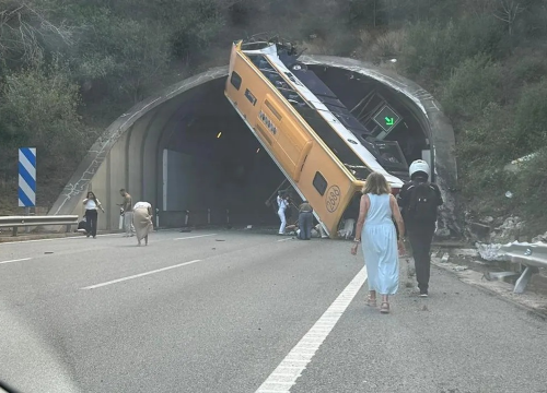 Bizarna nesreća: Autobus zaglavio na ulazu u tunel, ozlijeđeno 45 osoba, troje putnika kritično